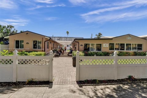 Commercial property in Hollywood, Florida № 1865410 - photo 1