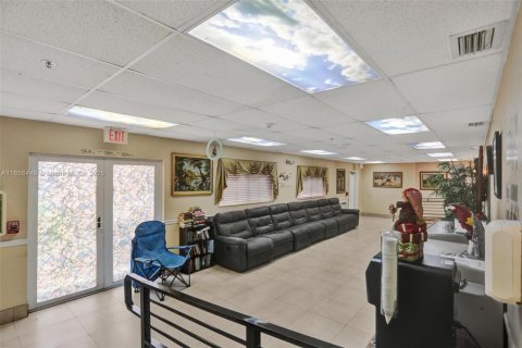 Commercial property in Hollywood, Florida № 1865410 - photo 10