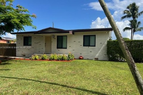 House in Cutler Bay, Florida 3 bedrooms, 89.19 sq.m. № 1800962 - photo 1