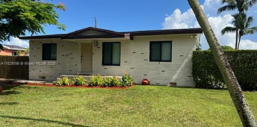 House in Cutler Bay, Florida 3 bedrooms, 89.19 sq.m. № 1800962