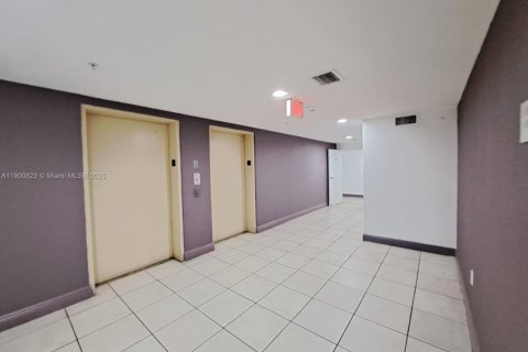Apartamento en alquiler en Miami, Florida, 2 dormitorios № 1952094 - foto 2