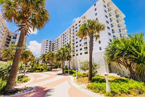 Снять в аренду кондоминиум в Майами-Бич, Флорида 1 спальня, 60.85м2, № 2020286 - фото 27