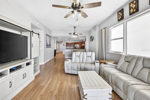 Condo in Redington Shores, Florida, 3 bedrooms № 2102000 - photo 16
