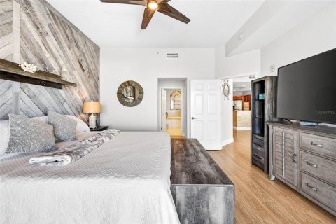 Condo in Redington Shores, Florida, 3 bedrooms № 2102000 - photo 29
