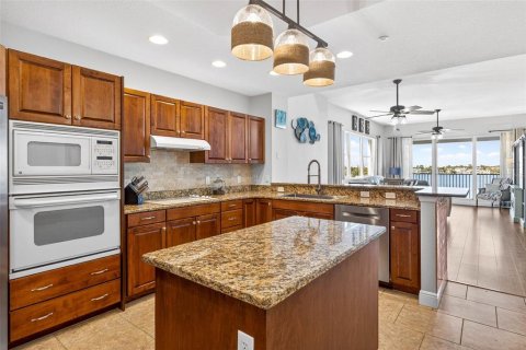Condo in Redington Shores, Florida, 3 bedrooms № 2102000 - photo 8