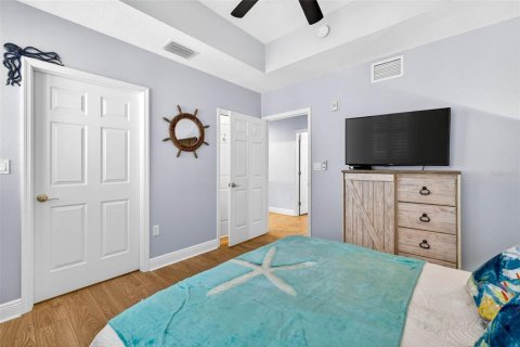Condo in Redington Shores, Florida, 3 bedrooms № 2102000 - photo 19