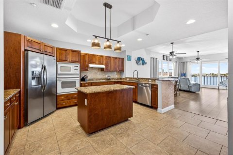 Condo in Redington Shores, Florida, 3 bedrooms № 2102000 - photo 6