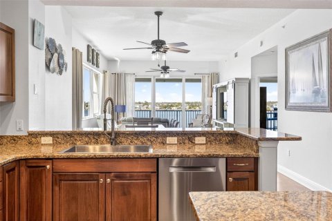 Condo in Redington Shores, Florida, 3 bedrooms № 2102000 - photo 9