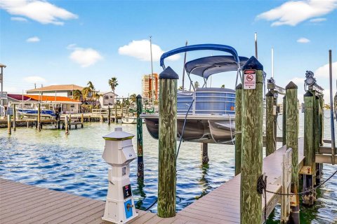 Condo in Redington Shores, Florida, 3 bedrooms № 2102000 - photo 2
