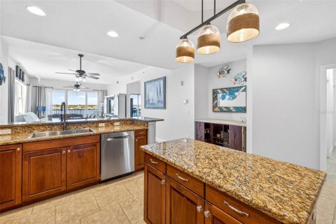 Condo in Redington Shores, Florida, 3 bedrooms № 2102000 - photo 10