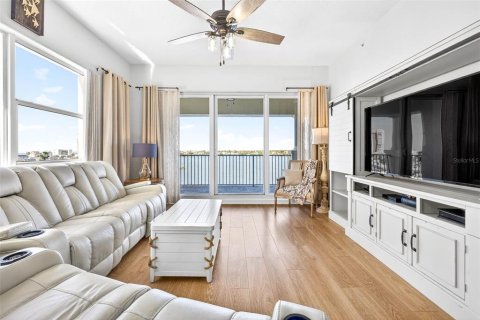 Condo in Redington Shores, Florida, 3 bedrooms № 2102000 - photo 14