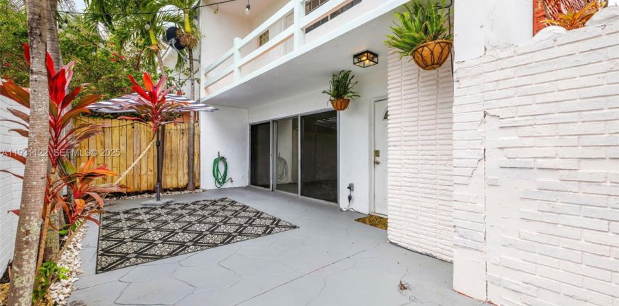 Townhouse in Miami Beach, Florida 3 bedrooms, 151.62 sq.m. № 2034640