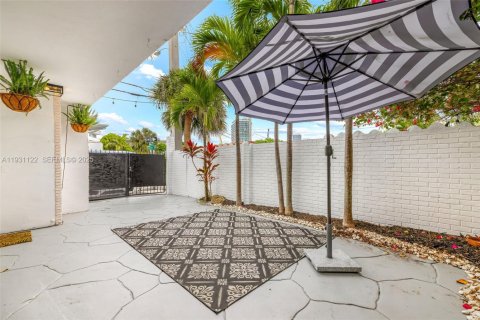 Townhouse in Miami Beach, Florida 3 bedrooms, 151.62 sq.m. № 2034640 - photo 2