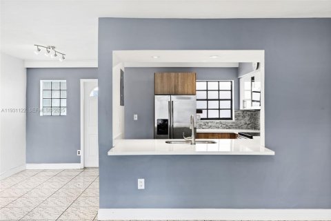 Townhouse in Miami Beach, Florida 3 bedrooms, 151.62 sq.m. № 2034640 - photo 8