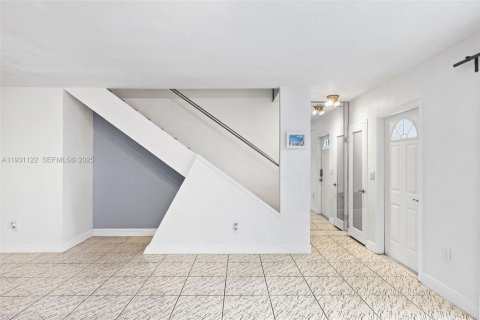 Townhouse in Miami Beach, Florida 3 bedrooms, 151.62 sq.m. № 2034640 - photo 7