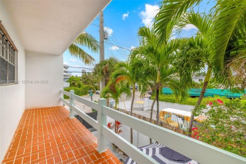 Townhouse in Miami Beach, Florida 3 bedrooms, 151.62 sq.m. № 2034640 - photo 3