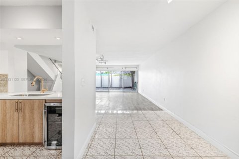 Townhouse in Miami Beach, Florida 3 bedrooms, 151.62 sq.m. № 2034640 - photo 5