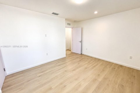 Townhouse in Florida City, Florida 3 bedrooms, 140.84 sq.m. № 2254136 - photo 18