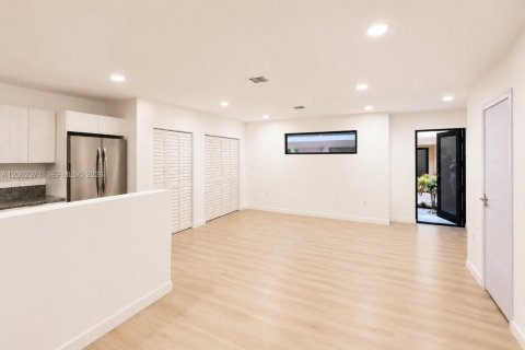 Townhouse in Florida City, Florida 3 bedrooms, 140.84 sq.m. № 2254136 - photo 8