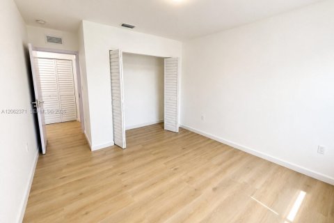 Townhouse in Florida City, Florida 3 bedrooms, 140.84 sq.m. № 2254136 - photo 14