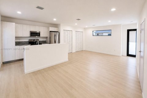 Townhouse in Florida City, Florida 3 bedrooms, 140.84 sq.m. № 2254136 - photo 2