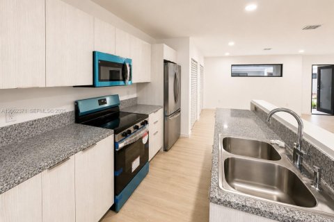 Townhouse in Florida City, Florida 3 bedrooms, 140.84 sq.m. № 2254136 - photo 7