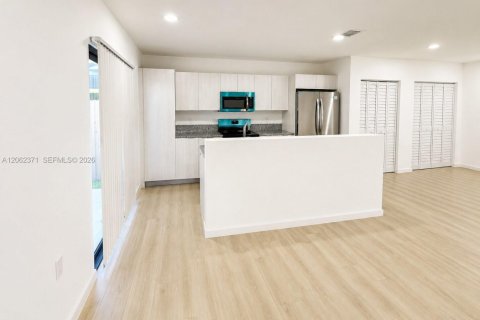 Townhouse in Florida City, Florida 3 bedrooms, 140.84 sq.m. № 2254136 - photo 5