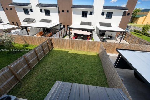 Townhouse in Florida City, Florida 3 bedrooms, 140.84 sq.m. № 2254136 - photo 23