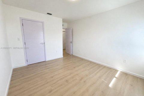 Townhouse in Florida City, Florida 3 bedrooms, 140.84 sq.m. № 2254136 - photo 12