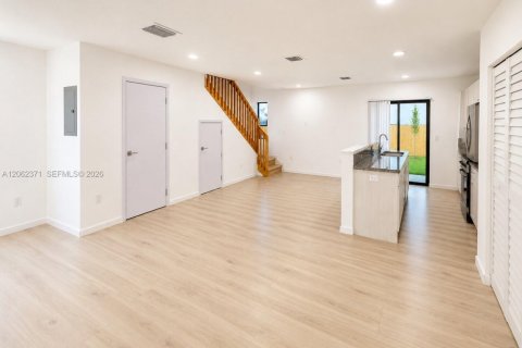 Townhouse in Florida City, Florida 3 bedrooms, 140.84 sq.m. № 2254136 - photo 3