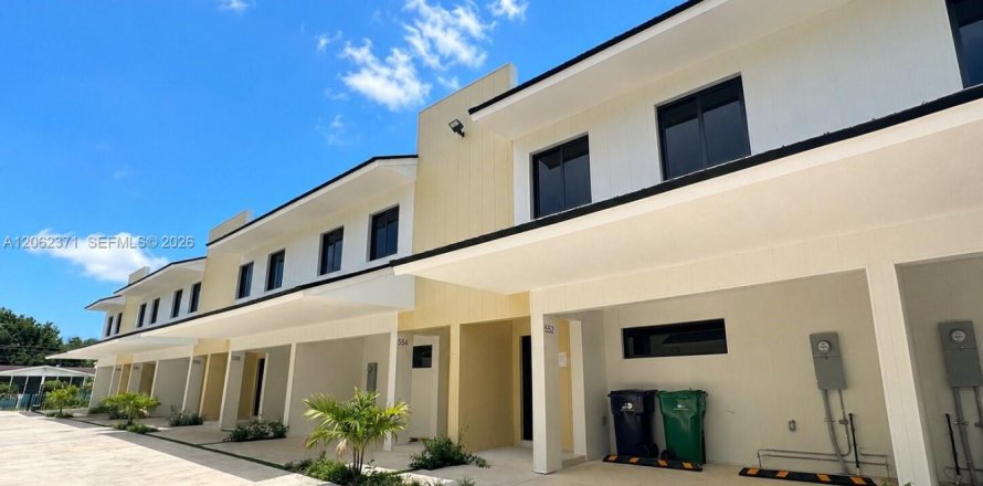 Townhouse in Florida City, Florida 3 bedrooms, 140.84 sq.m. № 2254136