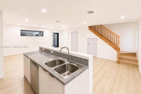 Townhouse in Florida City, Florida 3 bedrooms, 140.84 sq.m. № 2254136 - photo 6