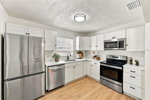 House in Seminole, Florida 3 bedrooms, 92.34 sq.m. № 2421782 - photo 15