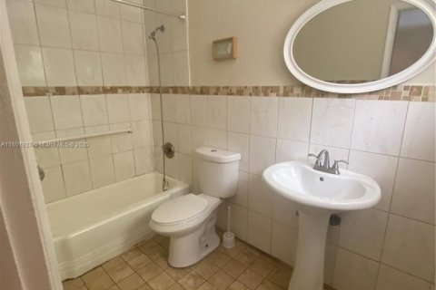 House in Fort Lauderdale, Florida 5 bedrooms, 178.28 sq.m. № 1980805 - photo 16