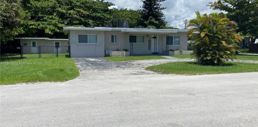 House in Fort Lauderdale, Florida 5 bedrooms, 178.28 sq.m. № 1980805