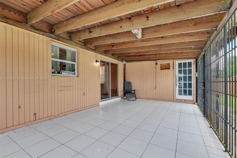 House in Homestead, Florida 3 bedrooms, 92.9 sq.m. № 1746029 - photo 17