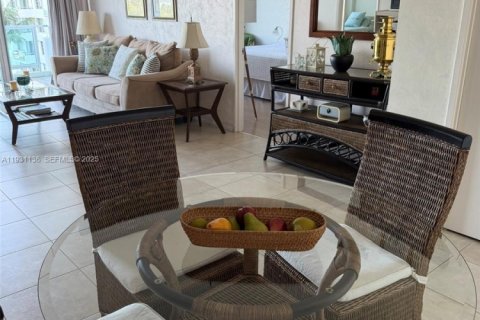 Condominio en alquiler en Miami Beach, Florida, 2 dormitorios, 95.69 m2 № 2034752 - foto 4