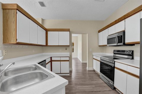 House in Boynton Beach, Florida 4 bedrooms, 177.26 sq.m. № 2252818 - photo 9