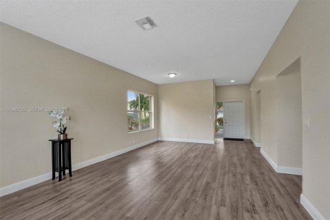 House in Boynton Beach, Florida 4 bedrooms, 177.26 sq.m. № 2252818 - photo 8