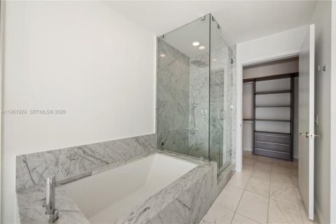 Condo in Miami, Florida, 2 bedrooms  № 2026853 - photo 19