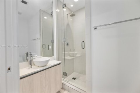 Condo in Miami, Florida, 2 bedrooms  № 2026853 - photo 21