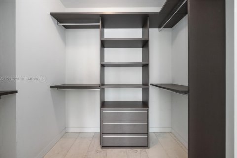 Condo in Miami, Florida, 2 bedrooms  № 2026853 - photo 28