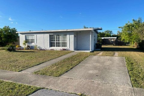 Casa en Port Charlotte, Florida 2 dormitorios, 75.44 m2 № 2030545