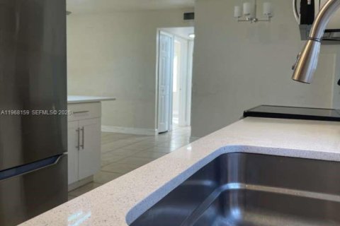 Casa en alquiler en Port Charlotte, Florida, 2 dormitorios, 75.44 m2 № 2030545 - foto 9