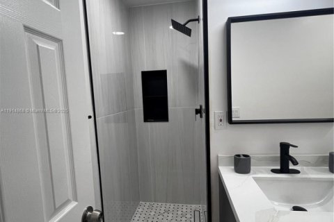 House in Fort Lauderdale, Florida 3 bedrooms, 136.01 sq.m. № 1970161 - photo 12