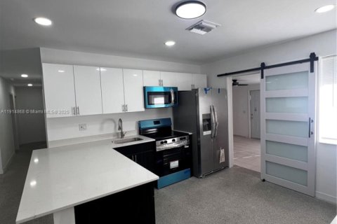 House in Fort Lauderdale, Florida 3 bedrooms, 136.01 sq.m. № 1970161 - photo 7