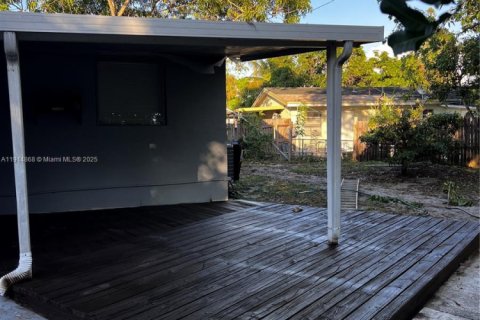 House in Fort Lauderdale, Florida 3 bedrooms, 136.01 sq.m. № 1970161 - photo 2