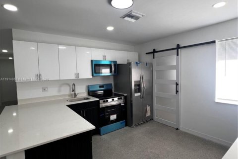 House in Fort Lauderdale, Florida 3 bedrooms, 136.01 sq.m. № 1970161 - photo 8