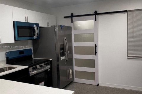 House in Fort Lauderdale, Florida 3 bedrooms, 136.01 sq.m. № 1970161 - photo 1