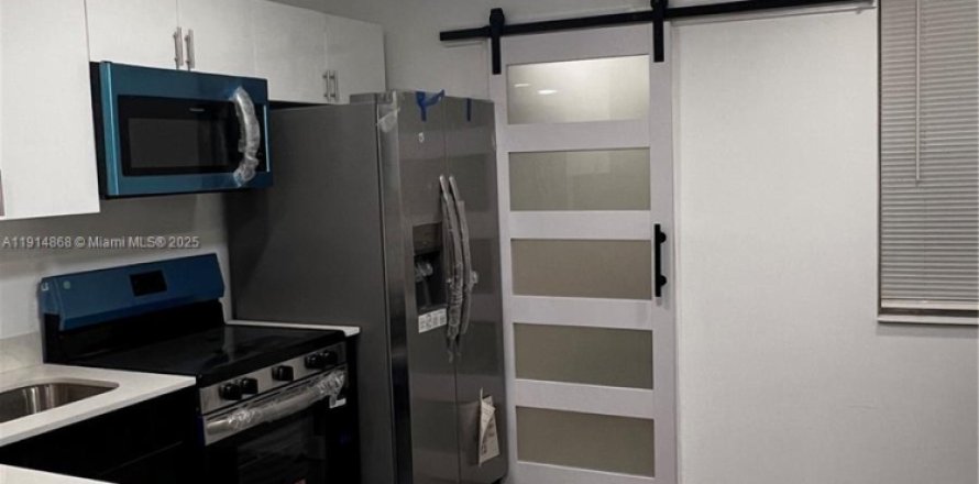 House in Fort Lauderdale, Florida 3 bedrooms, 136.01 sq.m. № 1970161